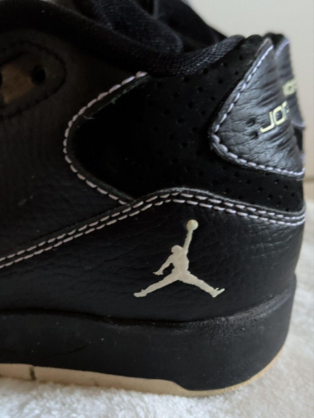 Jordan Kids Black Sneakers Trimmed In White - Picture 3 of 10
